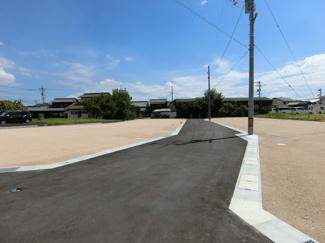 【前面道路含む現地写真】 | 分譲地内道路は6ｍで整備されています。車の駐車やすれ違いもストレスなく行えます。