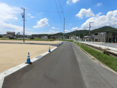 【前面道路含む現地写真】 | 土地　金光町占見新田　グリーンハイツ　全8区画 | 北側分譲地進入路。幅員は約5.5ｍです。