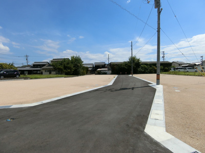 【前面道路含む現地写真】 | 土地　金光町占見新田　グリーンハイツ　全8区画 | 分譲地内道路は6ｍで整備されています。車の駐車やすれ違いもストレスなく行えます。