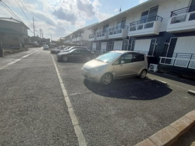 ドミール城南C棟の駐車場|駐車場があるので、車を買う予定の方も安心です