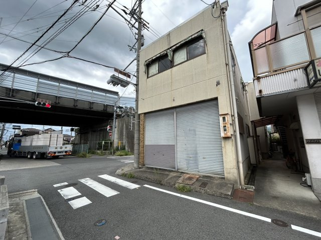 天理市櫟本町倉庫の外観