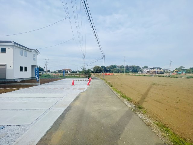 川越市笠幡1期　新築戸建の前面道路含む現地写真|現地（2023年11月5日）撮影　北東側4.0ｍ公道