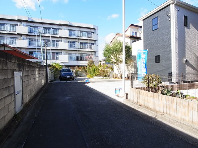 新築　前橋市平和町第4　Livele Garden.S　1号棟の前面道路含む現地写真|現地写真　南側接道幅員約3.9ｍ　西側接道幅員約1.8ｍ			

