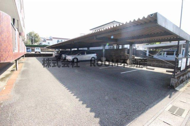 シャトー・レ・マタン泉ヶ丘の駐車場|車をお持ちの方に嬉しい駐車場付きの物件です