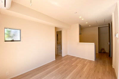 【居間・リビング】 | スペランツァ・ミタカ | LDK約10.8帖、室内物干し機付き