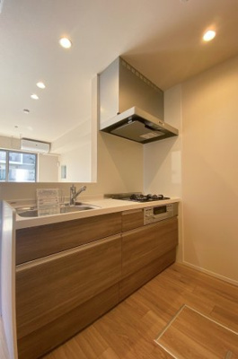 【キッチン】 | スペランツァ・ミタカ | 3口ガスのシステムキッチン、グリル機能付き