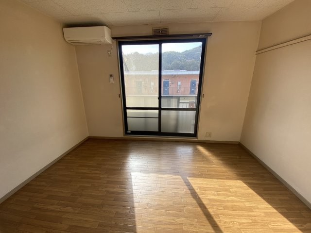 メゾンド・メイナドの洋室|日当たりのいい洋室です。