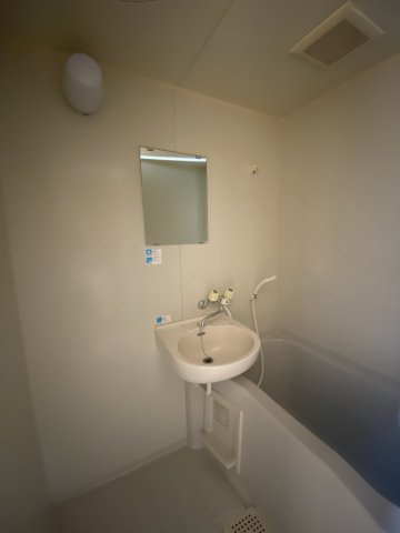 メゾンド・メイナドの浴室|洗面所一体となったお風呂。シャワーもついています。