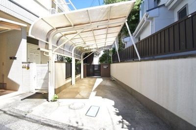 【駐車場】 | 西東京市泉町　中古戸建 | 玄関横の駐車スペースは買い物帰りで荷物が多くても楽ですね。前面道路も広いので車庫入れもしやすいです。