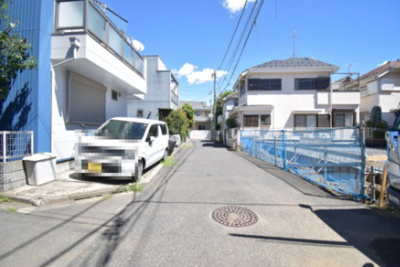 【前面道路含む現地写真】 | 西東京市泉町　中古戸建 | 前面道路は閑静な住宅地の通りとなるため、車通りは多くありません。 安心して車庫入れ可能。