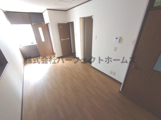 寝屋二丁目戸建　賃貸の居間・リビング|ゆったりとしたリビングです