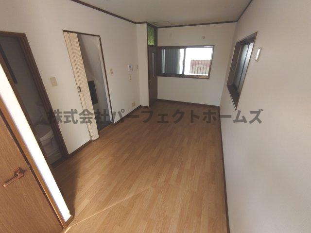 寝屋二丁目戸建　賃貸の居間・リビング|おしゃれなリビングです