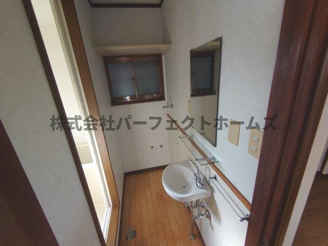 寝屋二丁目戸建　賃貸の洗面所|使いやすい洗面所です