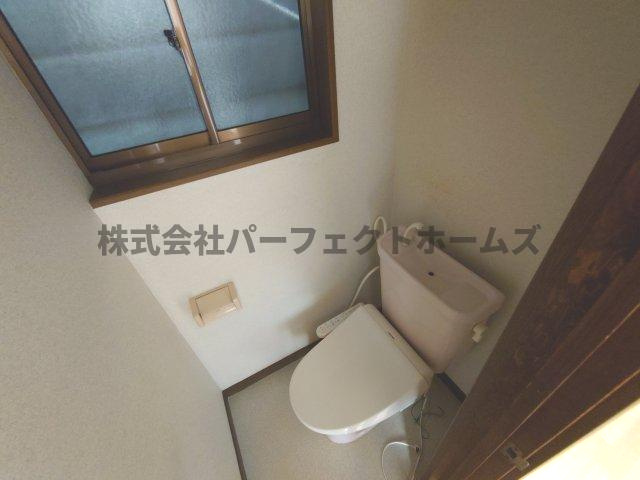 寝屋二丁目戸建　賃貸のトイレ|シンプルで使いやすいトイレです