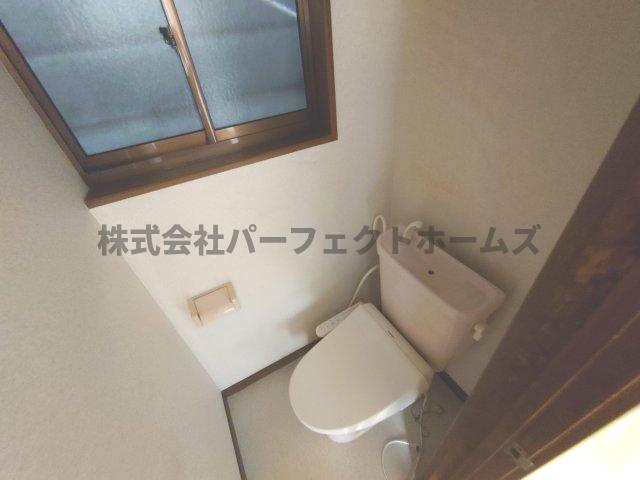 寝屋二丁目戸建　賃貸のトイレ|落ち着いたトイレです