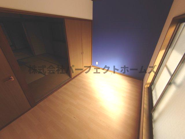 寝屋二丁目戸建　賃貸の洋室|コンパクトで使いやすい洋室です
