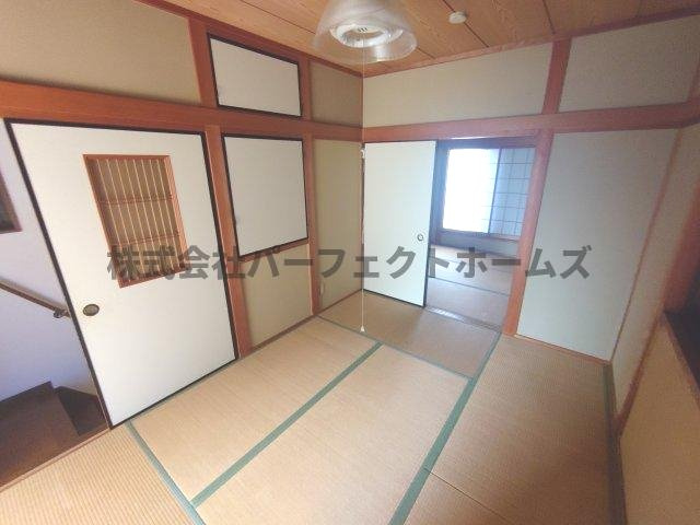 寝屋二丁目戸建　賃貸の和室|和室がひろがる居住スペース