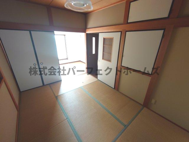 寝屋二丁目戸建　賃貸の和室|フローリングだけでなく、和室もあります