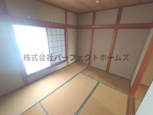 寝屋二丁目戸建　賃貸の和室|和室がひろがる居住スペース