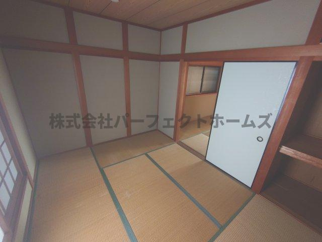 寝屋二丁目戸建　賃貸の和室|落ち着いた雰囲気の和室付きです