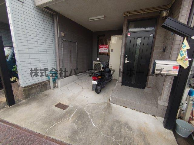寝屋二丁目戸建　賃貸の駐車場