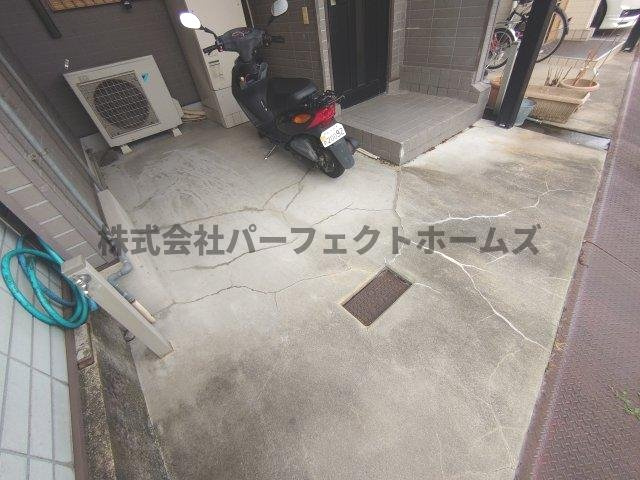 寝屋二丁目戸建　賃貸の駐車場|駐車場があるので、車を買う予定の方も安心です