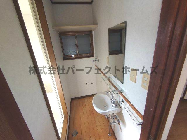 寝屋二丁目戸建　賃貸の洗面所|使いやすい洗面所です