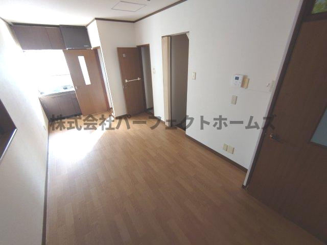 寝屋二丁目戸建　賃貸の居間・リビング|おしゃれな居間です