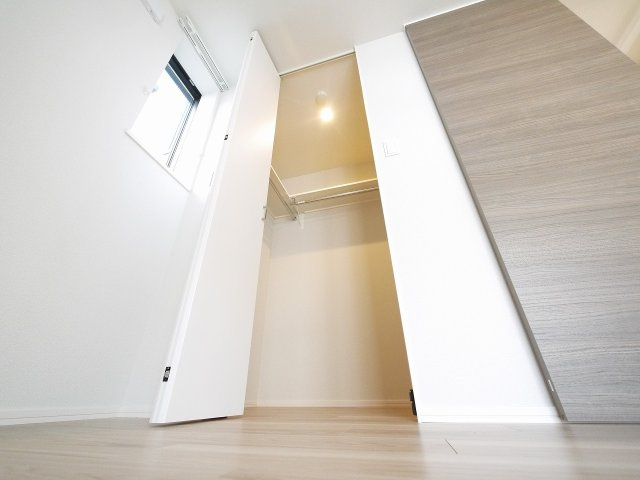 モンパルク生駒元町の収納|ウォークインクローゼットです