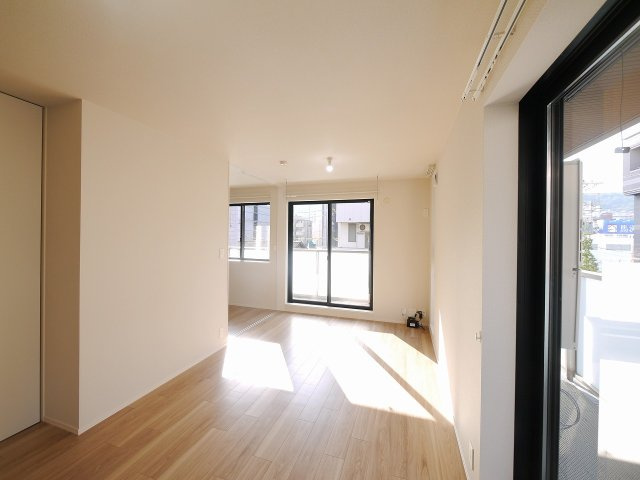 モンパルク生駒元町の居間・リビング|使いやすい居間です