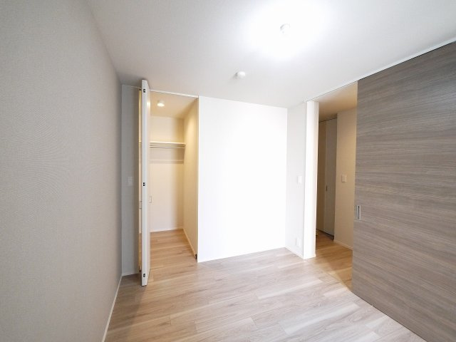 モンパルク生駒元町の寝室|広くて明るい寝室