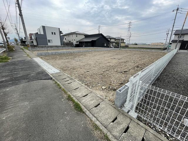 土地　北方町曲路３丁目の前面道路含む現地写真