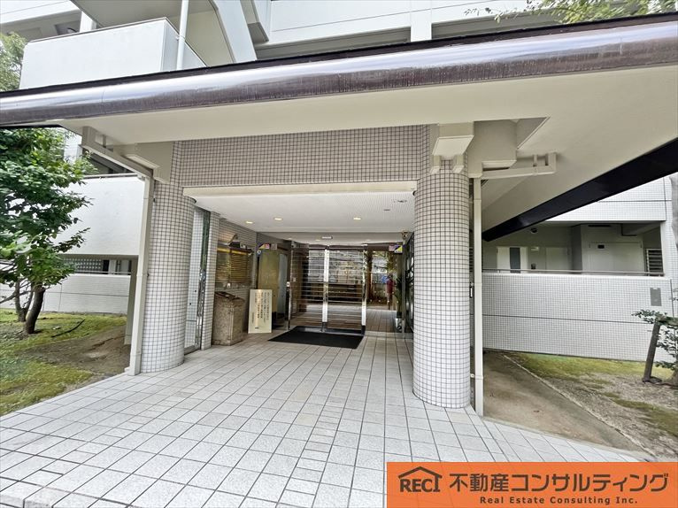 RICウエストコート4番街東棟のエントランス