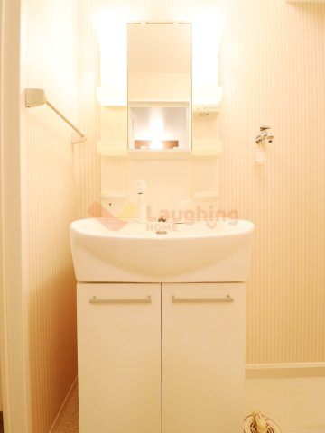 リーベンルーチェⅡの独立洗面台|朝の支度にも助かる、独立の洗髪洗面化粧台