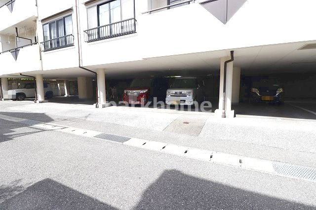 メゾン王子谷の駐車場|カースペースがあります