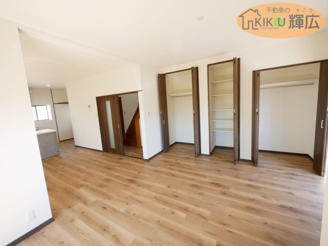 【居間・リビング】 | 明石市大久保町西島　中古戸建 | 山電「江井ヶ島駅」まで徒歩約8分ですので、通勤、通学に便利な立地です。