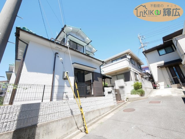 【外観】 | 明石市大久保町西島　中古戸建 | リフォーム：キッチン・トイレウォシュレット・洗面化粧台・分電盤・洗濯水栓・建具交換、浴槽塗装、リビング収納増設、床張替、クロス全張替、CF張替、外壁塗装、屋根塗装、ハウスクリーニング等