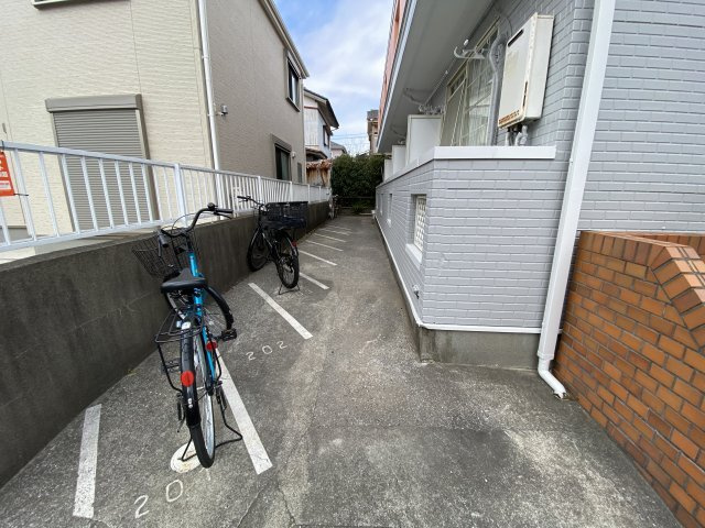 オレンジコートのその他共用部分|部屋ごとに自転車・バイク置き場の無料の専用スペースがあります