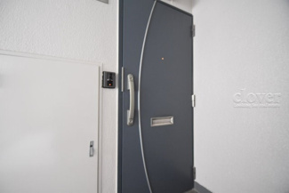 【その他共用部分】 | ダブルロック式の玄関ドアが皆様をお出迎え。お部屋のセキュリティの観点からも、うれしい設備ですね。玄関の色もシックで良い感じです。～即日のご見学可能～　お問合せはお気軽にどうぞ。