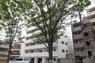 【外観】 | 手入れの行き届いた外壁やエントランスなど、「見ればわかる」レベルで清潔感を保ったマンションです。築年数を感じさせない姿で皆様をお出迎えします。～即日のご見学可能～　お問合せはお気軽にどうぞ。