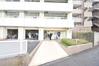 【エントランス】 | マンションの正面エントランス。出入りする人間を癒してくれるマンション入り口であり、その建物の「顔」でもあります。～即日のご見学可能～　お問合せはお気軽にどうぞ。