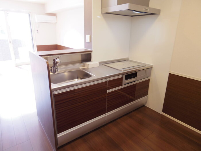 メゾン・ド・ファミーユのキッチン|対面式システムキッチン(3口ＩＨクッキングヒーター付)