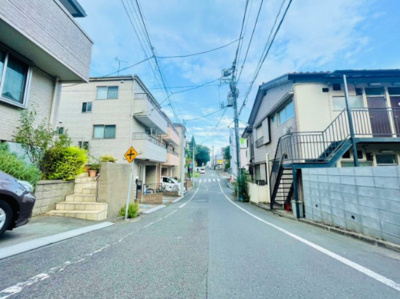 【前面道路含む現地写真】 | 赤塚１丁目　新築戸建て | 広い前面道路ですが、交通量も少なく安心です♪