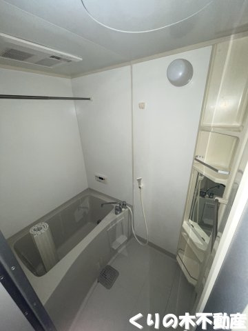 【浴室】 | サンクチュアリ・ヴィラⅡ | 落ち着いた空間のお風呂です（同タイプのお部屋です。現況を優先します。）