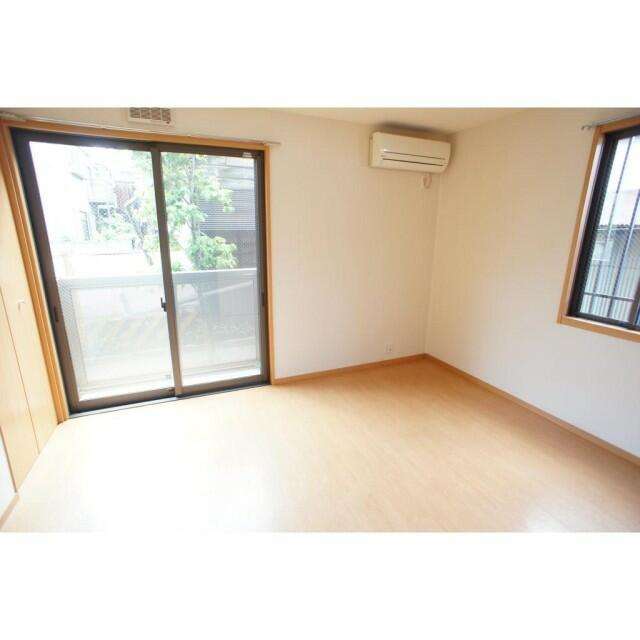 明るく暖かな色調のお部屋です！