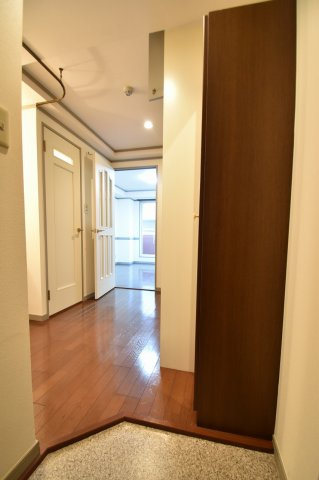 リバーライズ本町の玄関