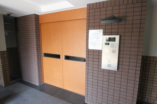 エル・セレーノ近大前のエントランス