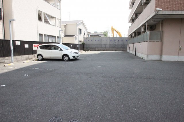 エル・セレーノ近大前の駐車場