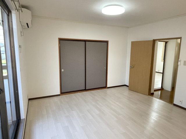 メモリーハイムAの洋室|落ち着いた色調の洋室です