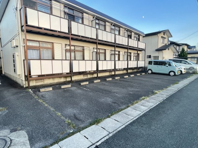 メモリーハイムAの駐車場|駐車場があるので、車を買う予定の方も安心です